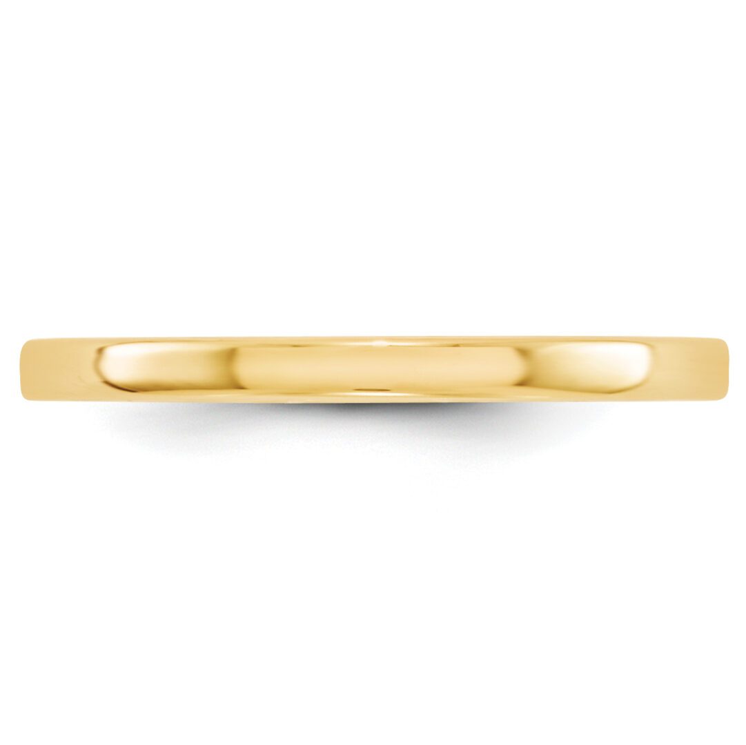 Sleek gold wedding band with a smooth finish.